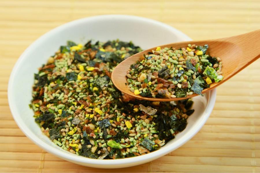 Un cuenco con furikake japonés.