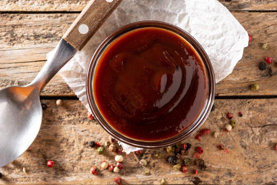 Un recipiente con glaseado de miel y salsa barbacoa.