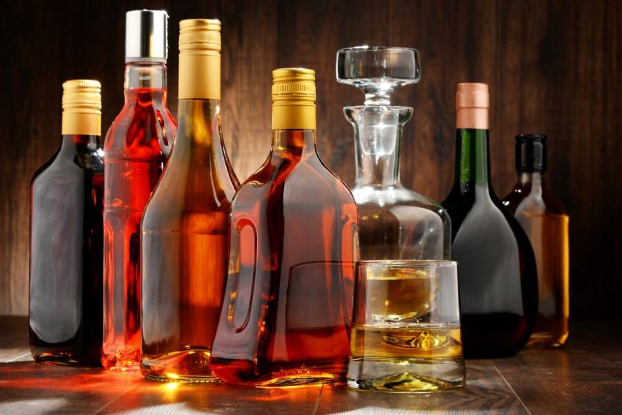 Selección de licores, incluyendo whisky y ron.