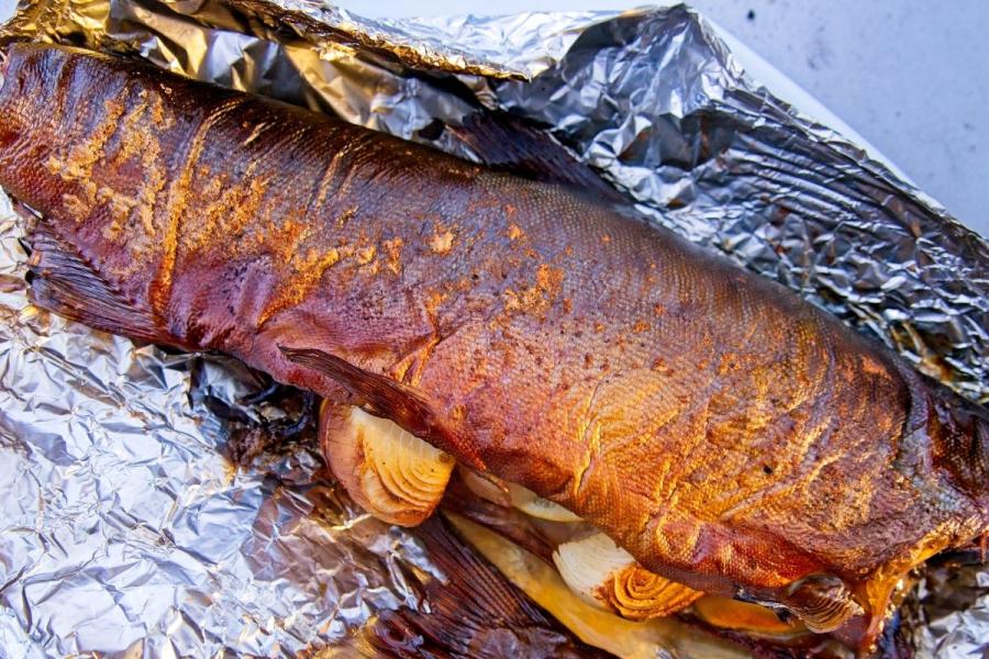 Un salmón entero en papillote con cebolla y limón.