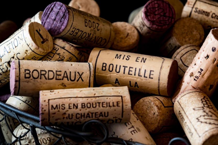 Tapones de corcho de botellas de vino francesas.