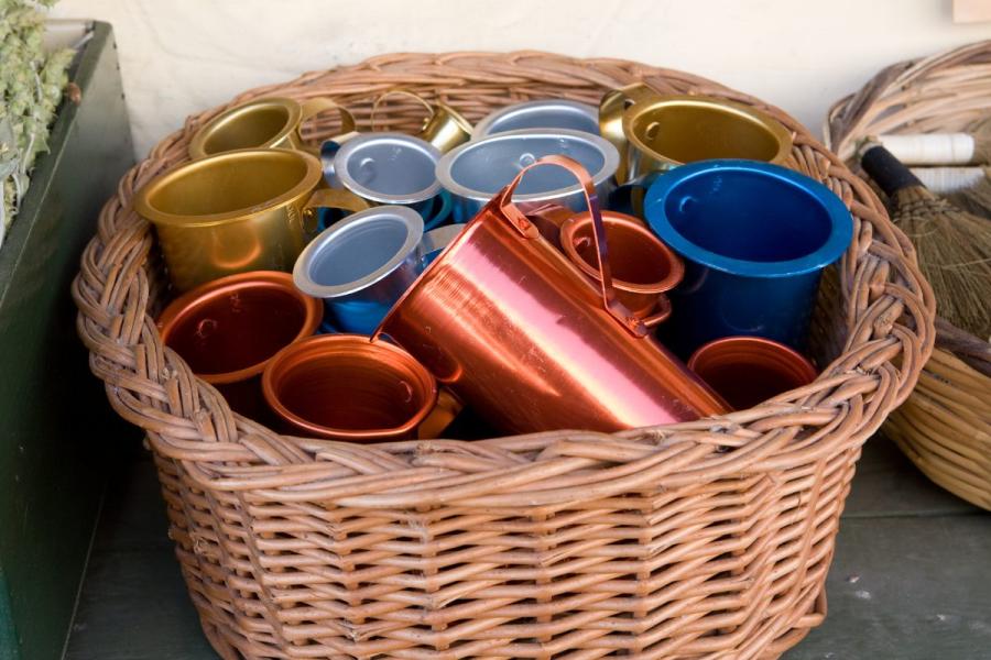 Una cesta con las jarra de vino típicas en Grecia.
