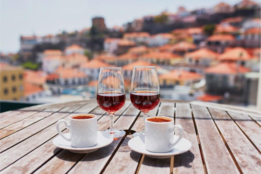 Copas de vino de Madeira.