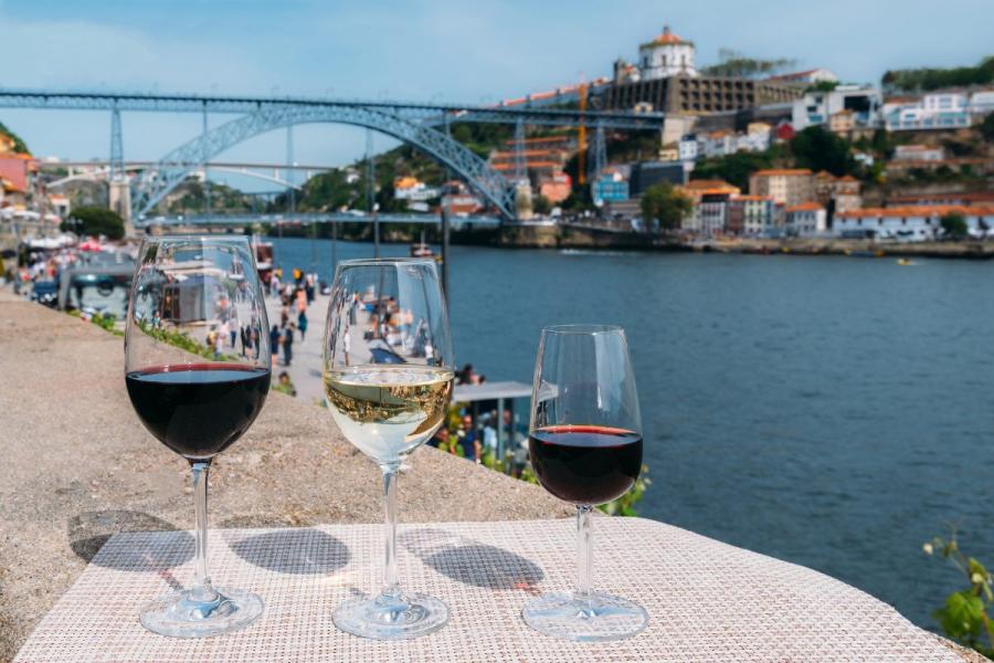 Copas de vinos portugueses con la ciudad de Oporto al fondo.