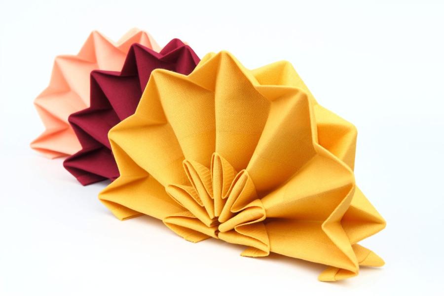 Servilletas dobladas en forma de abanico.