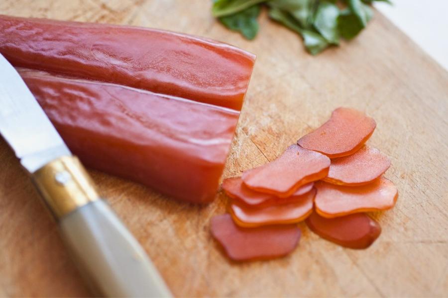 Bottrga sarda, huevas de pescado, generalmente mújol o atún, saladas, prensadas y secadas al sol, que se rallan o cortan en láminas para dar sabor a platos como pastas o ensaladas.