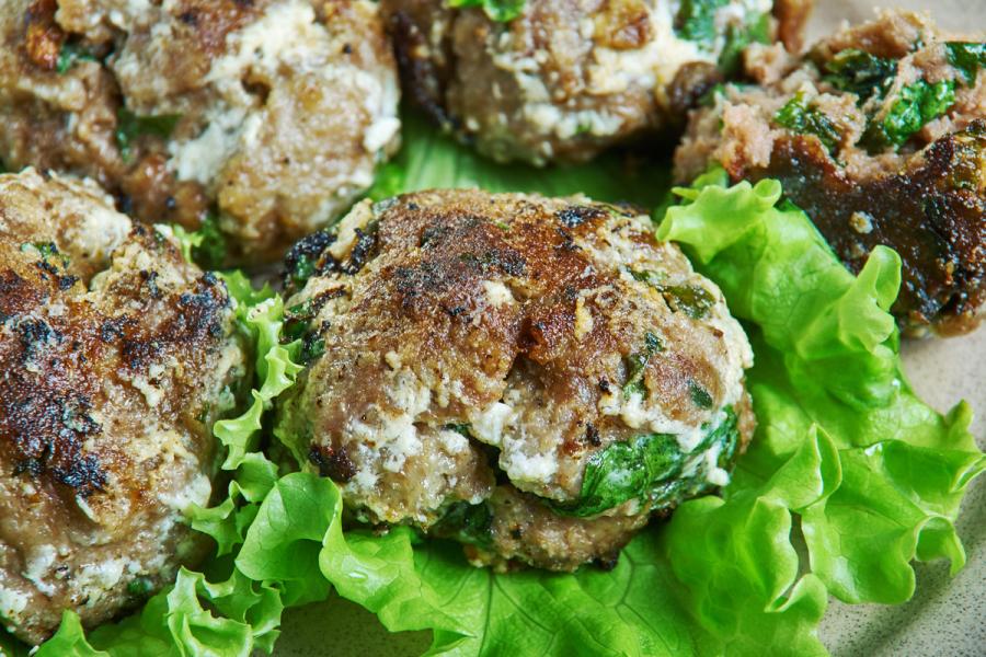 Kolokythokeftedes, un plato tradicional de Icaria, Grecia.