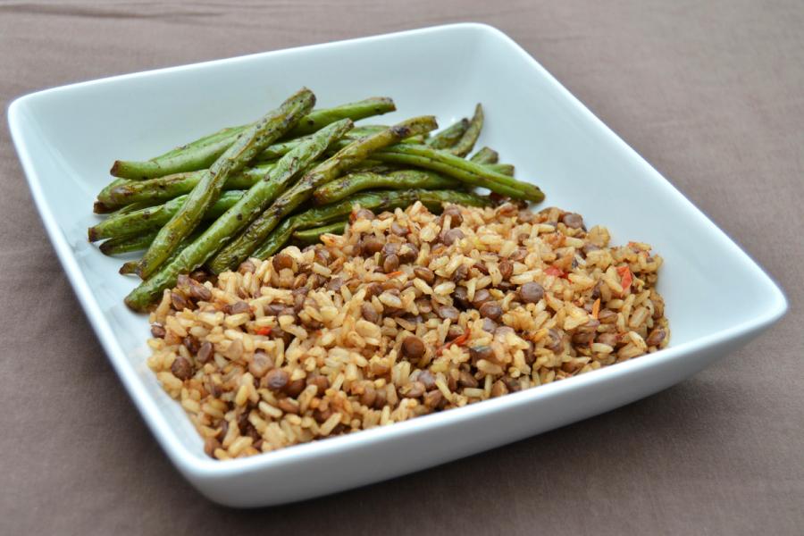 Lentejas con arroz integral y verduras.