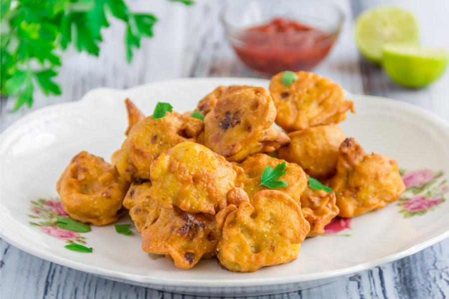 Un plato de dorados buñuelos de coliflor.
