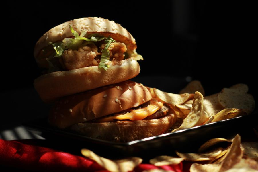 Efecto de la luz a través de una persiana al fotografiar hamburguesas.