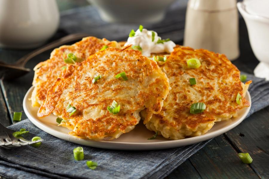Boxty, tortitas de patata irlandesas, con cebollino y nata agria.