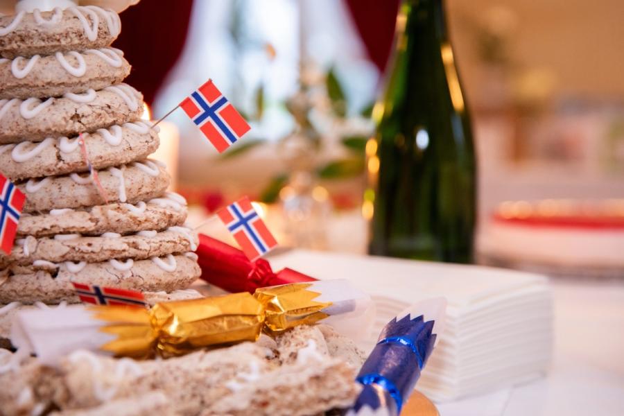 Kransekage, o kresenkake, el pastel de coronas tradicional en las celebraciones navidenas.