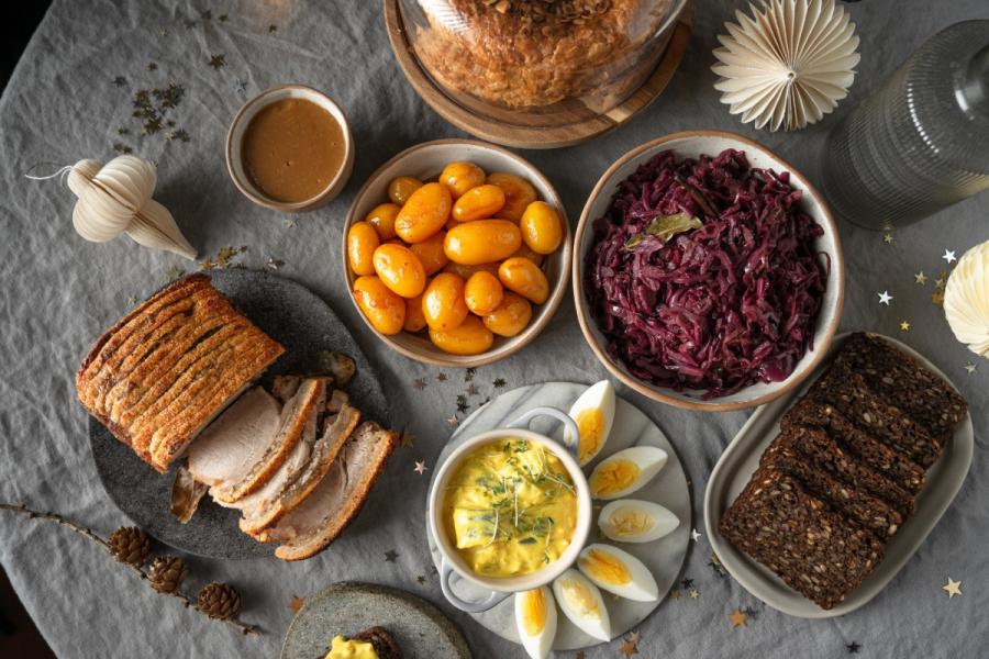 Mesa de Navidad danesa, incluyendo una bandeja con cerdo asado con su corteza, flæskesteg med svaer.