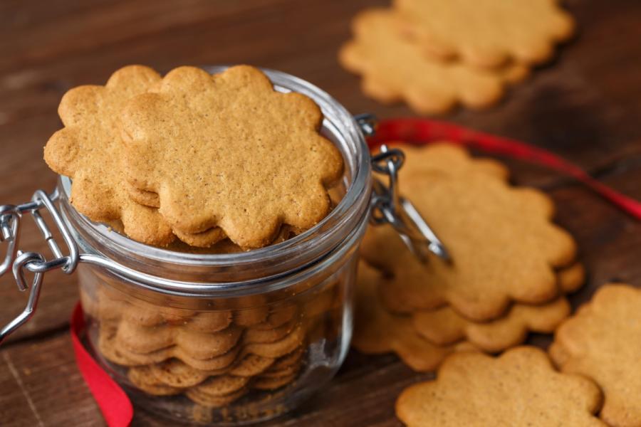 Finas galletas de jengibre suecas conocidas como pepparkakor.