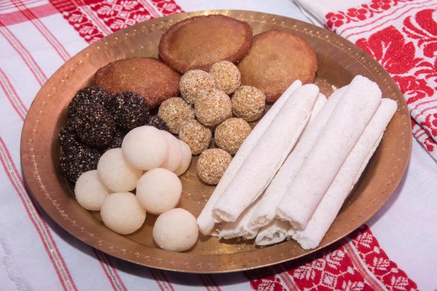 UnUn plato con delicias dulces que se sirven durante el festival Bihu.