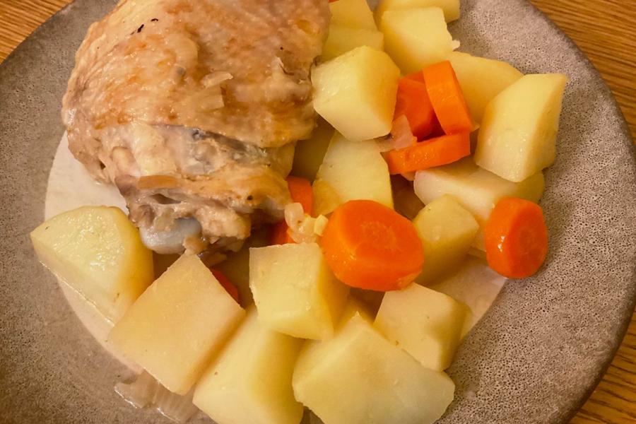 Patatas y zanahorias guisadas servidas como guarnición de pollo guisado a la cerveza.