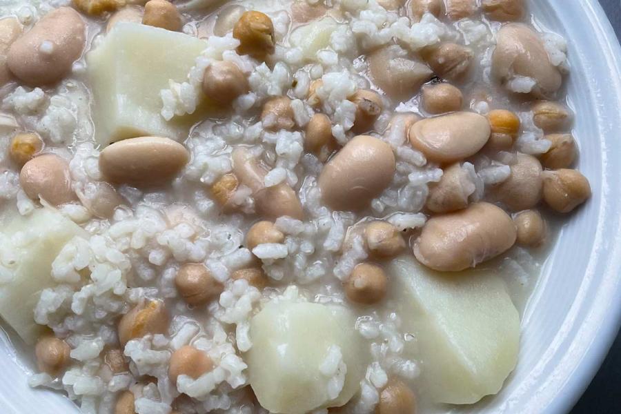Un plato de potaje blanco.