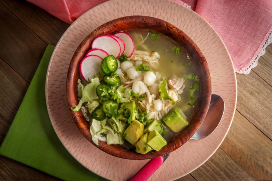 Un cuenco de pozole verde.