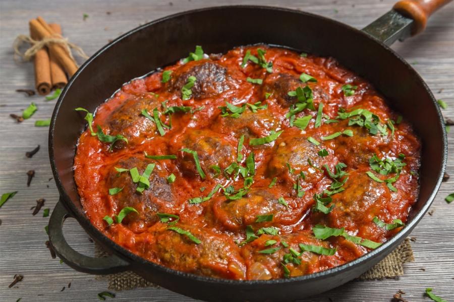 Una sarté2n con albóndigas griegas al comino, conocidas como soutsoukakia