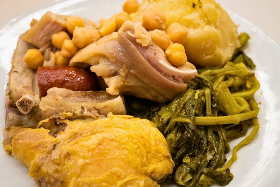 Un plato de cocido gallego.