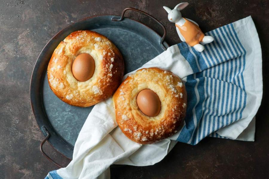 Dos monas de Pascua tradicionales, con su huevo duro como decoración.