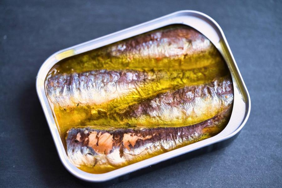 Una lata, abierta, de sardinas en aceite.