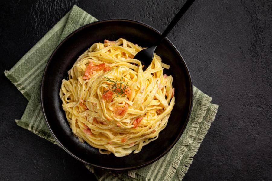 Un plato de pasta con salmón ahumado.
