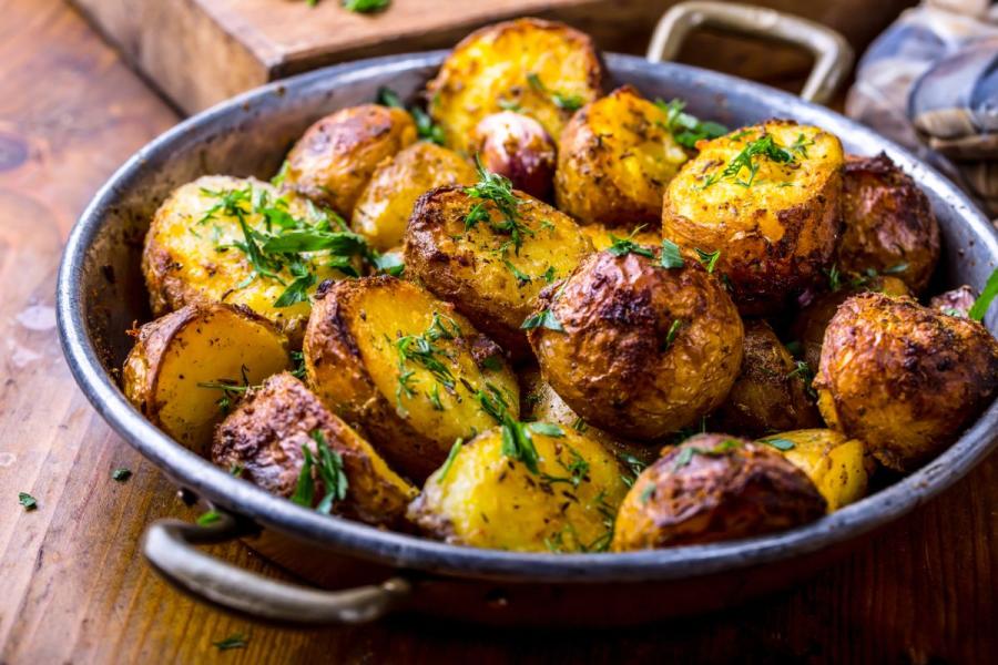 Patatas nuevas asadas con hierbas.