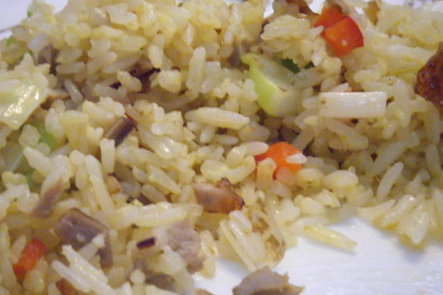 Arroz frito al estilo chino.