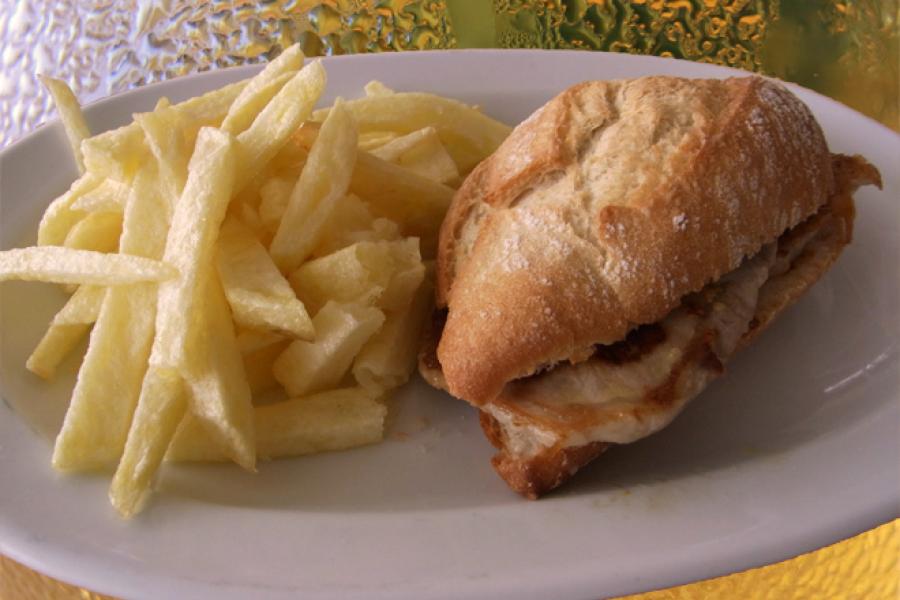 Comer con cerveza.
