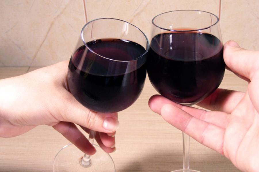 Chin chin con vino tinto.