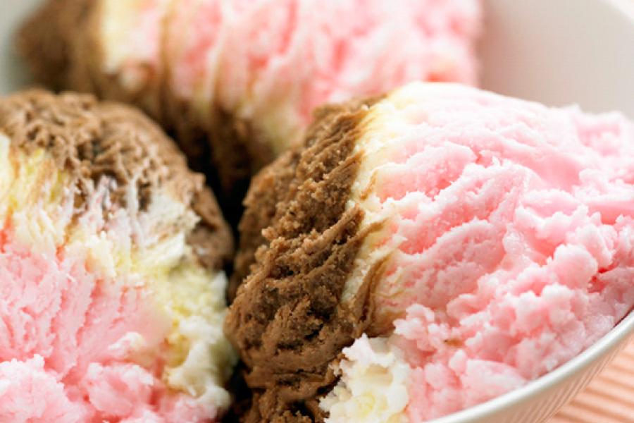 Helado de chocolate, fresa y vanilla.