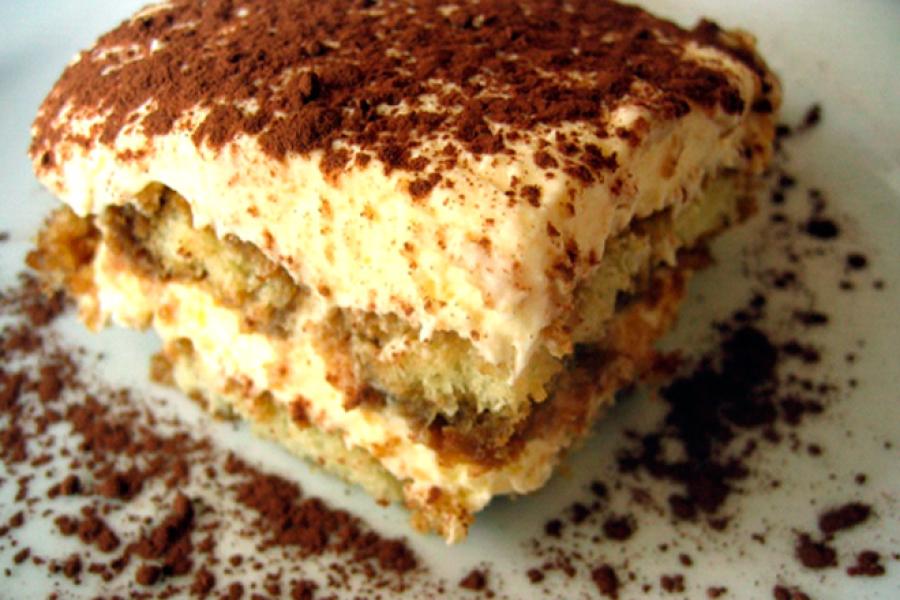 Tiramisú decorado con cacao en polvo.