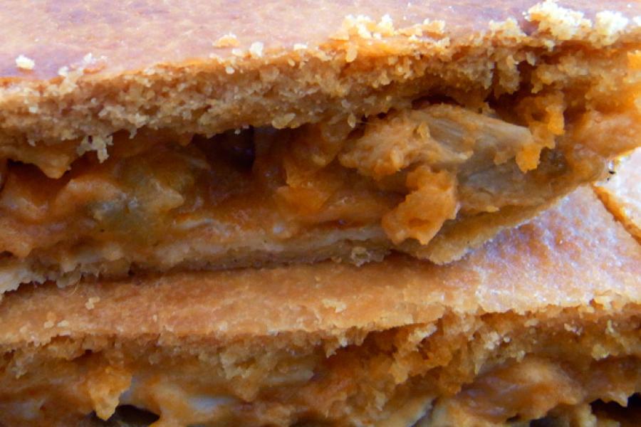 Empanada rellena de atún y pimiento.