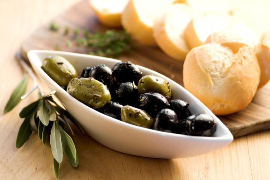 Aceitunas negras y verdes.