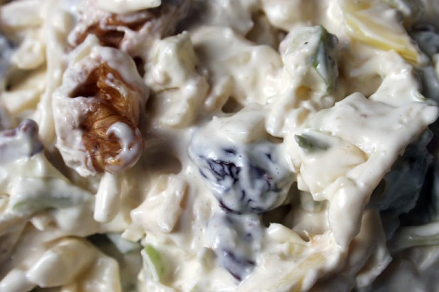 Detalle de una ensalada Waldrof.