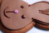 Galleta de jengibre en forma de cabeza de conejo con glaseado.