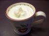 Una taza de café irlandés con nata.