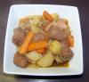 Un plato de cazuela irlandesa con salchichas y patatas.