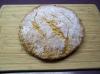 Pan de soda irlandés sobre tabla de madera.