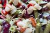 De talle de ensalada de alubias variadas con atún.