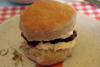 Scone con mantequilla, nata y mermelada.