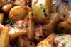 Detalle de patatas bravas.