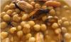 Detalle de garbanzos con mejillones.