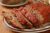 Pastel de carne, o meatloaf, con salsa de tomate.