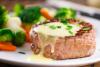 Filete de solomillo con salsa bearnesa y guarnición de verduras.