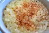 Un cuenco con arroz con leche hecho con la receta de Anita y decorado con canela molida.