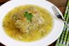 Bacalao en salsa verde servido en un plato de loza.