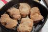 5 piezas de lomo de cerdo cordon bleu, o San Jacobo de cinta de lomo, friéndose en una sartén