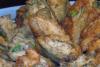 Alcachofas rebozadas en plato.